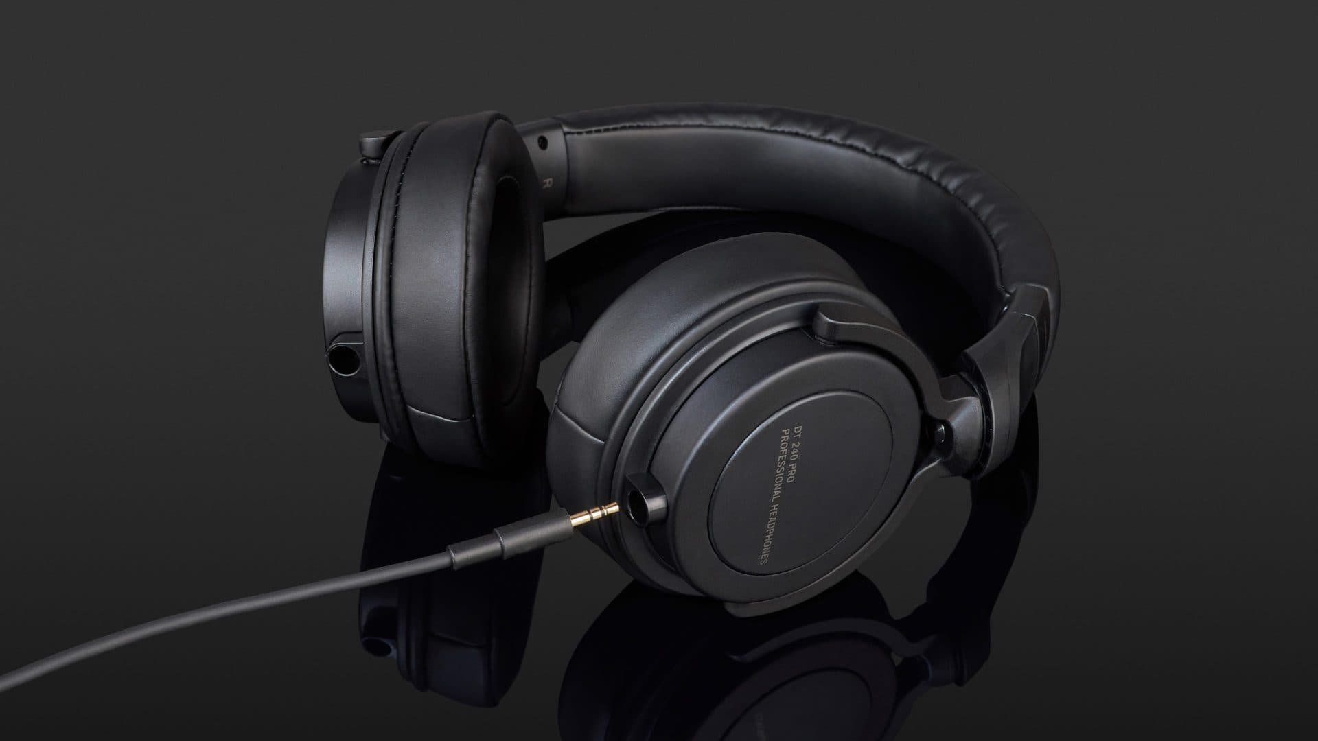 هدفون بیر داینامیک Beyerdynamic DT 240 Pro - خرید هدفون استودیویی - خرید هدفون مانیتورینگ - هدفون بیر داینامیک - هدفون Beyerdynamic - هدفون بیر داینامیک DT 240 Pro - بیر داینامیک DT 240 Pro - هدفون پشت باز - هدفون برای میکس - هدفون مانیتورینگ ارزان قیمت - قیمت هدفون استودیویی - هدفون استودیویی قیمت مناسب - فروشگاه اینترنتی فراصوت