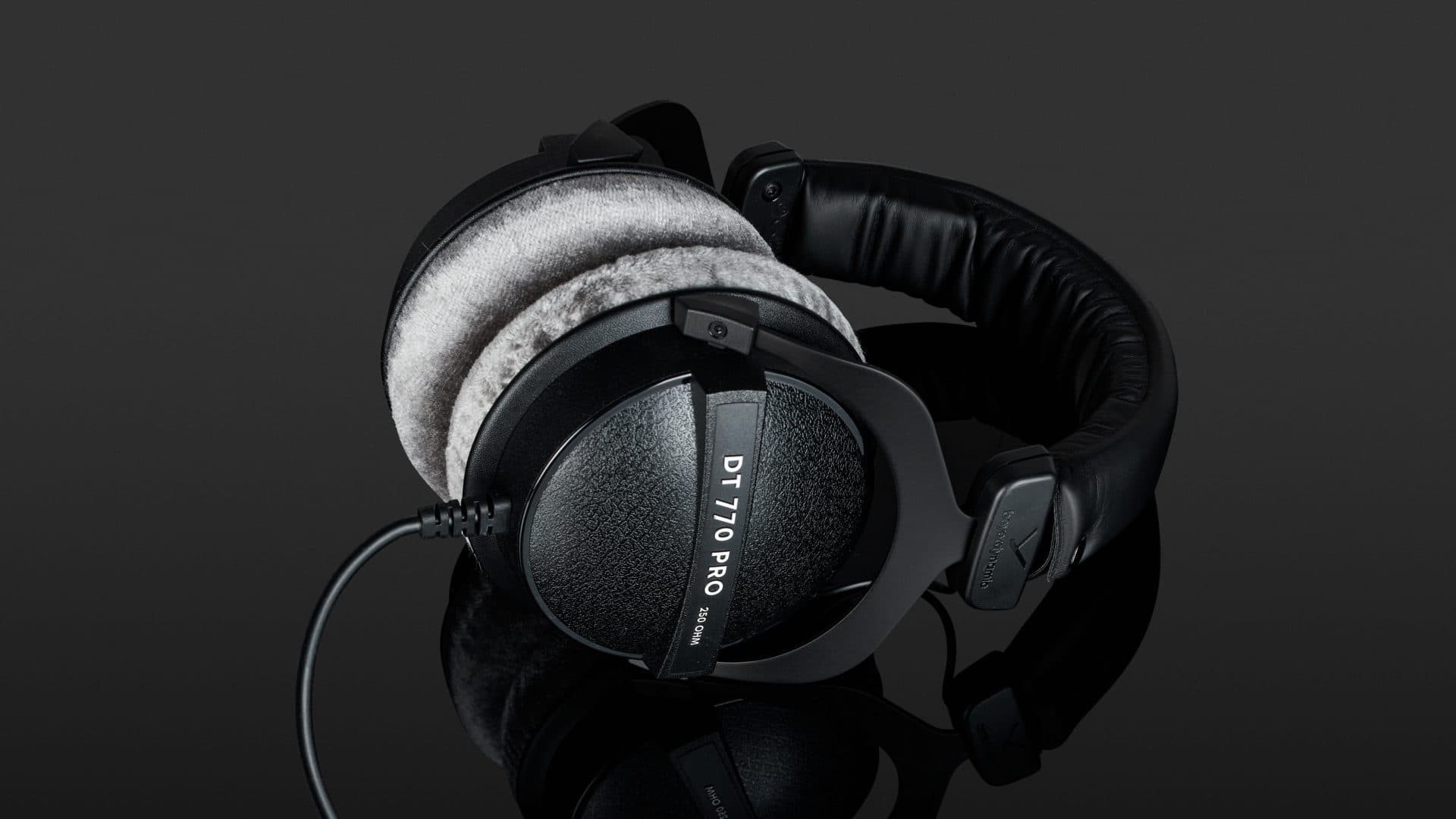 هدفون بیر داینامیک Beyerdynamic DT 770 Pro - خرید هدفون استودیویی - خرید هدفون مانیتورینگ - هدفون بیر داینامیک - هدفون Beyerdynamic - هدفون بیر داینامیک DT 770 Pro - بیر داینامیک DT 770 Pro - هدفون پشت بسته - هدفون برای پشت میکروفون - هدفون DT770 نسخه 250 اهم - بیر داینامیک دی تی 770 - هدفون مانیتورینگ حرفه ای - قیمت هدفون استودیویی - هدفون استودیویی قیمت مناسب - فروشگاه اینترنتی فراصوت