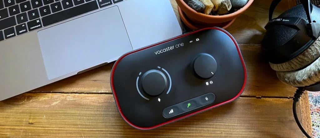 کارت صدا فوکوسرایت Focusrite Vocaster One - کارت صدا فوکوسرایت - کارت صدا Focusrite - خرید کارت صدا - کارت صدا برای پادکست - فوکوسرایت Vocaster One - کارت صدا وکستر یک - کارت صدا قابل حمل - فروشگاه اینترنتی فراصوت